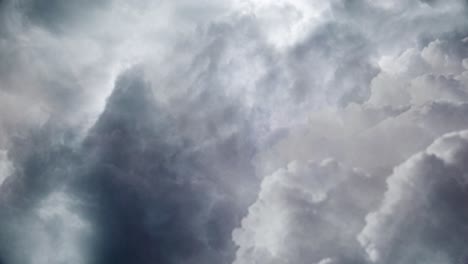 4k-Ansicht-Von-Dunklen-Wolken,-Begleitet-Von-Blitzen-In-Cumulonimbus-Wolken