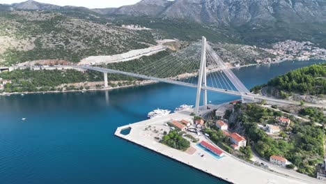 Vista-Aérea-De-Drones-De-Alto-ángulo-Puente-Franjo-Tudman-Puente-Atirantado-Dubrovnik-Croacia
