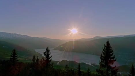 Luftdrohne,-Die-Sich-Vorwärts-über-Den-Norwegischen-Fjord-Bewegt,-Während-Die-Sonne-Morgens-Hinter-Der-Wunderschönen-Bergkette-In-Norwegen-Aufgeht