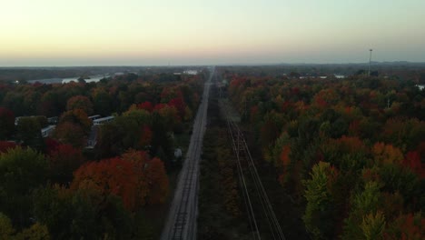Morgenspur-über-Eine-Eisenbahn-Im-Herbst