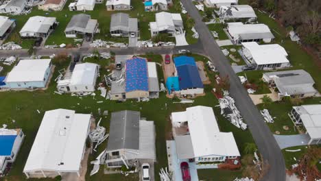4K-Drohnenvideo-Von-Dachplanen-Auf-Mobilheimen,-Die-Durch-Hurrikan-Ian-In-North-Port,-Florida,-Beschädigt-Wurden---24
