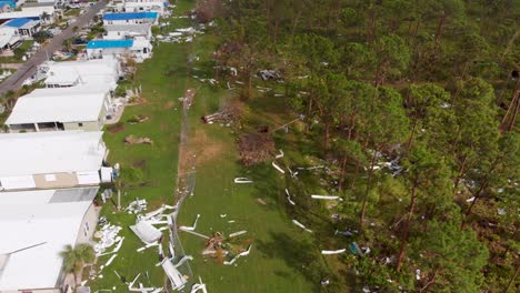 Video-De-Dron-De-4k-De-Escombros-En-El-Bosque-De-Casas-Destruidas-Por-El-Huracán-Ian-En-Puerto-Norte,-Florida---17