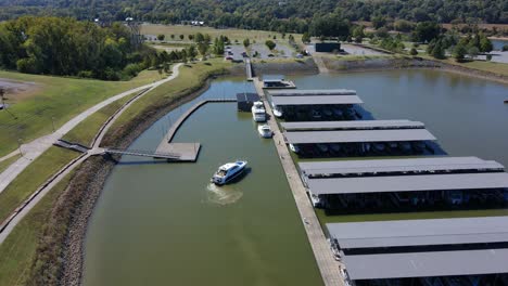 Drone-shot-of-a-Boat-docking-at-the-Clarksville-Marina-dock-in-Tennessee