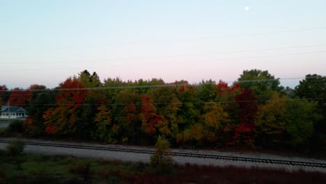 Volle-Herbstfarben,-Die-Zwischen-Verschiedenen-Baumarten-In-Der-Nähe-Einer-Eisenbahnstrecke-Zu-Sehen-Sind