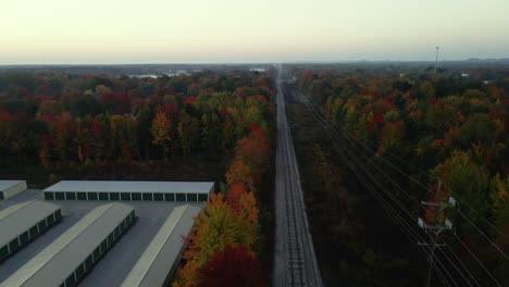 Herbstfarben-Auf-Einem-Bahnweg-Am-Frühen-Morgen