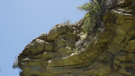 Schwenk-Auf-Die-Untere-Klippe-Entlang-Der-Seite-Eines-Großen-Felsblocks-In-Santa-Paula-Punch-Bowl-Im-Süden-Kaliforniens