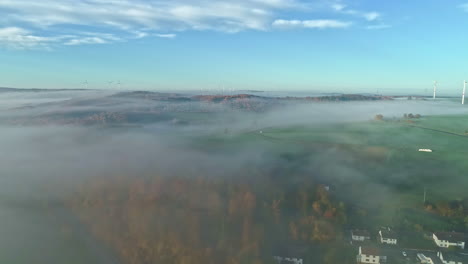 Fantastische-Herbstlandschaft-Der-Deutschen-Landschaft-Und-Des-Dorfes,-Drohnenansicht