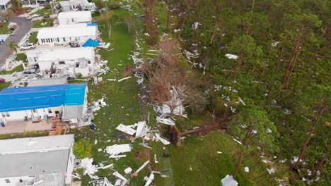 Video-De-Dron-De-4k-De-Escombros-En-El-Bosque-De-Casas-Destruidas-Por-El-Huracán-Ian-En-Puerto-Norte,-Florida---19