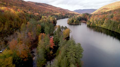 Lago-De-Retiro-Aéreo-De-Color-De-Otoño-En-Vermont