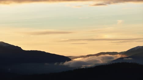 Nahaufnahme-Von-Tanzendem-Nebel-In-Den-Norwegischen-Bergen-An-Einem-Klaren-Herbstmorgen