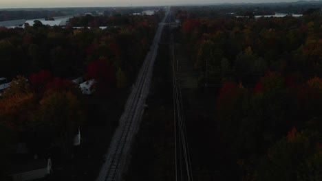 Dunkler-Morgen-über-Einer-Bahnstrecke-In-Michigan