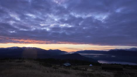 Sonnenaufgang-In-Den-Norwegischen-Bergen-Ein-Klarer-Herbstmorgen-Mit-Sich-Bewegenden-Wolken-Und-Nebel