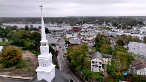Luftbild-über-Herbstlaub-Und-Kirche-Im-Mystischen-Connecticut