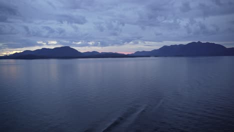 Amanecer-En-Un-Crucero-En-El-Pasaje-Interior-En-Alaska