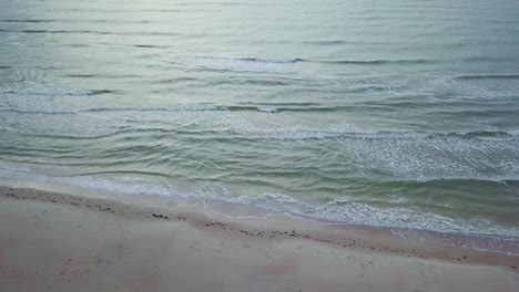 Schöne-Vogelperspektive-Der-Ostseeküste-An-Einem-Sonnigen-Abend,-Sonnenuntergang,-Goldene-Stunde,-Strand-Mit-Weißem-Sand,-Küstenerosion,-Klimaveränderungen,-Weitwinkel-drohnen-dolly-aufnahme,-Die-Sich-Nach-Rechts-Bewegt