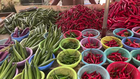 Fresh-produce-selling-in-the-wet-market-in-Pasar-Pudu,-Kuala-Lumpur,-Malaysia