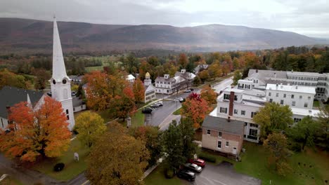Manchester-Vermont-Antenne-Im-Herbst-Mit-Herbstblattfarbe