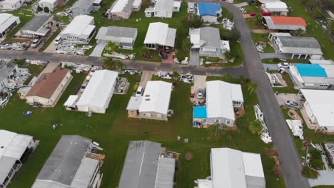 4K-Drohnenvideo-Von-Dachplanen-Auf-Mobilheimen,-Die-Durch-Hurrikan-Ian-In-North-Port,-Florida,-Beschädigt-Wurden---25