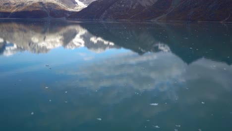 Glacier-Bay-National-Park-Mit-Bergreflexionen-Im-Grünen-Gletscherwasser