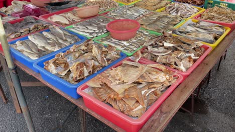 Fischsortiment-Wird-Auf-Dem-Lokalen-Nassmarkt-In-Pasar-Pudu,-Malaysia,-Fein-Säuberlich-Getrennt