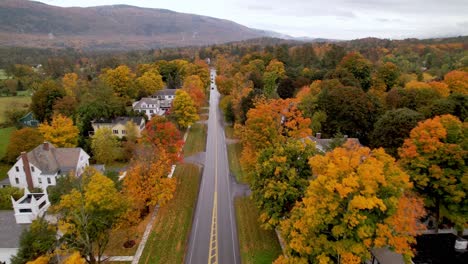 Malerische-Nachbarschaft-Im-Dorf-Manchester-Vermont-Im-Herbst