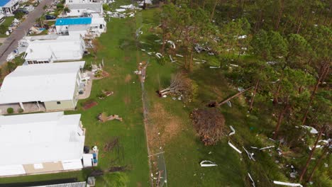Video-De-Dron-De-4k-De-Escombros-En-El-Bosque-De-Casas-Destruidas-Por-El-Huracán-Ian-En-Puerto-Norte,-Florida---18