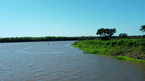 Gente-Disfrutando-De-La-Entusiasta-Competencia-De-Pesca-Deportiva-En-El-Río-Tranquilo-De-Paraguay