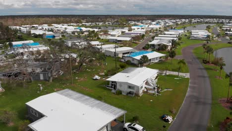 4K-Drohnenvideo-Von-Hurrikanschäden-Im-Wohnmobilpark-In-North-Port,-Florida---07