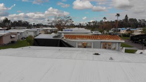 4K-Drohnenvideo-Eines-Mobilheims,-Dessen-Dach-Durch-Einen-Hurrikan-In-Florida-Entfernt-Wurde---36