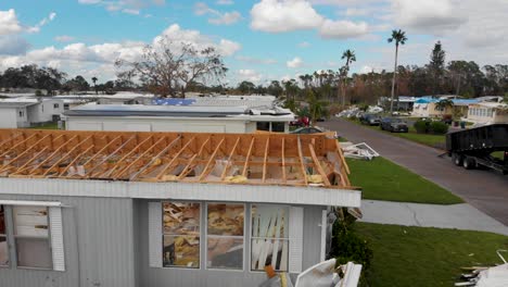 4K-Drohnenvideo-Eines-Mobilheims,-Dessen-Dach-Durch-Einen-Hurrikan-In-Florida-Entfernt-Wurde---37