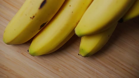 Eine-Nahaufnahme-Der-Enden-Eines-Bündels-Bananen