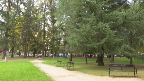 Autumn-city-Park.-El-Plantio,-Ponferrada