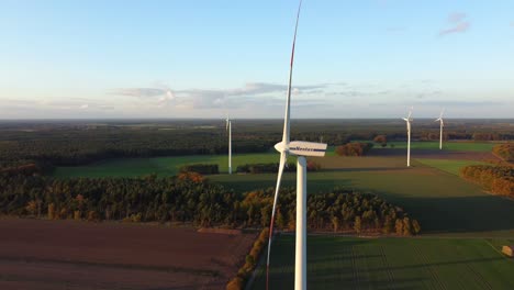 Luftbild-Auf-Einem-Feld-Von-Windkraftanlagen-In-Deutschland