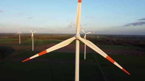 Langsames-Herauszoomen-Aus-Einer-Rotierenden-Windkraftanlage-In-Deutschland