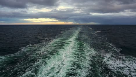 Blick-Auf-Das-Kielwasser-Des-Schiffes,-Das-In-Einen-Wolkigen,-Goldenen-Sonnenuntergang-Auf-See-Zwischen-Prince-Edward-Island-Und-La-Baie-Mündet