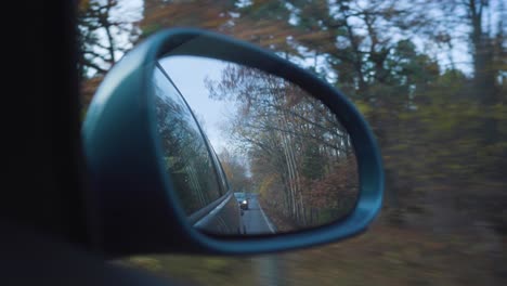 Seitenspiegel-Eines-Fahrenden-Autos