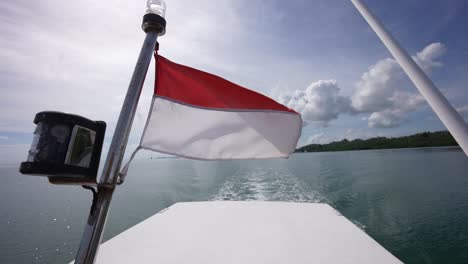 Bandera-Indonesia-En-El-Barco,-Pueblo-De-Bajau,-Indonesia