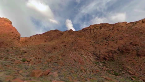 Driving-up-the-Antelope-Pass-in-Arizona-near-Horsehoe-Bend---red-cliff-face-next-to-the-road---like-on-Mars