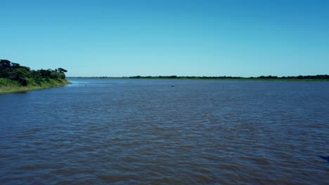 Pequeño-Barco-De-Pescadores-Pescando-En-El-Río-Paraguay