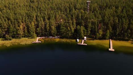 Vista-Aérea-De-Bosques-Verdes-Cerca-De-Un-Gran-Lago-Azul-En-El-Campo-De-Lituania