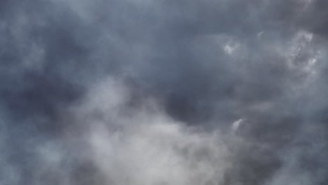 4k-Eine-Wolke-Am-Dunklen-Himmel-Und-Gewitter