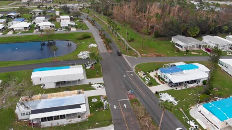 4K-Drohnenvideo-Von-Mobilheimen-Mit-Dachschäden-Durch-Hurrikan-In-Florida---32