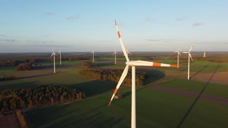 Rotationsaufnahme-Aus-Der-Luft-Auf-Ein-Feld-Von-Windkraftanlagen-In-Deutschland