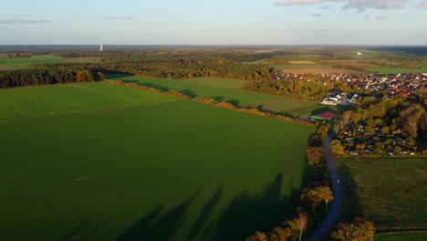 Landschaftsansicht-Auf-Ein-Dorf-Und-Ein-Feld-Von-Windkraftanlagen