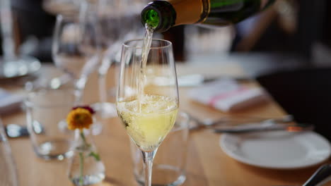 Kellnerin-Gießt-Champagneralkohol-In-Glas-Im-Luxusrestaurant-In-Zeitlupe