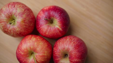 4-Rote-Äpfel-Auf-Dem-Display