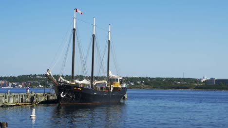 Velero-Barca-De-3-Mástiles-Atracado-En-Halifax,-Nueva-Escocia
