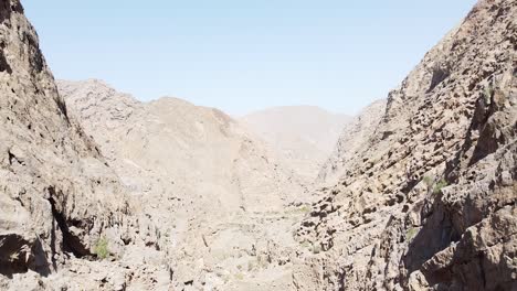 Filmische-Felsige-Wüstengebirgsdrohne,-Die-Im-Oman-Gedreht-Wurde
