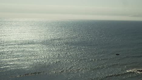 Boat-sails-across-ocean-Costa-verde-and-ocean,-Lima,-Peru-4k---Timelapse