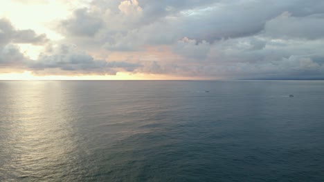 Zwei-Kleine-Boote-Fuhren-Während-Des-Sonnenuntergangs-Zum-Hafen-Von-Quepos,-Costa-Rica